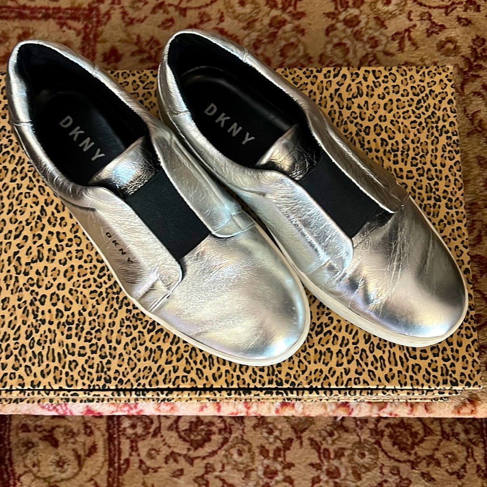 DKNY SILVER LEATHER. SLIP-ON  SNEAKERS 👟